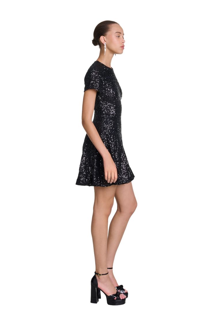 This winter, the studio has created an ode to timeless Parisian elegance. From preppy everyday wear to glittering evening events, the new collection is all about sophistication and boldness, in a subtle interplay of colours and cuts. Shine in style with this short, lined dress with all-over sequins. A round neck, short sleeves and a buttoned teardrop opening at the back create an irresistible silhouette, complemented by a flared skirt. This great all-rounder can be accessorised with platform san Short Sequin Dress, Parisian Elegance, Sequin Short Dress, Stile Preppy, Sequin Dress Short, Ceremony Dresses, Sequin Shorts, Black Sequin Dress, Satin Mini Dress