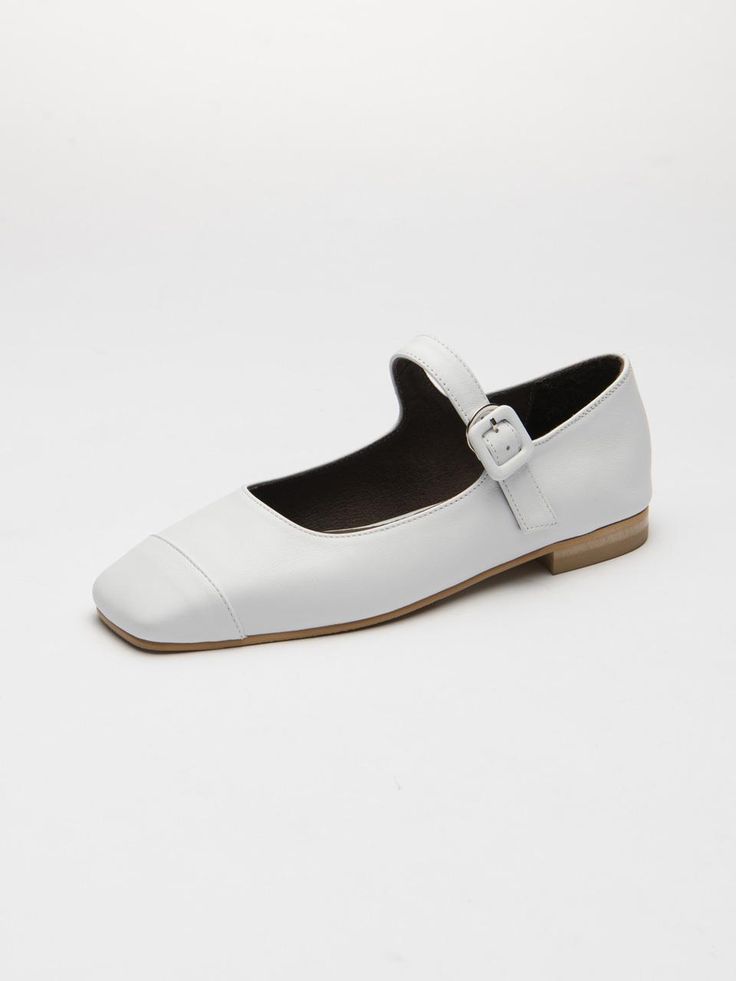 Composition : Upper: Cowhide / Lining: Pig Skin / Sole: Synthetic RubberCountry of Origin : KOREA White Flats With Removable Insole, Modern White Flats For Work, Modern White Flats With Leather Sole, Modern White Pointed Toe Flats, Classic White Pointed Toe Flats, Classic White Flats With Removable Insole, Modern White Slip-on Flats, White Round Toe Flats With Removable Insole, White Flats With Removable Insole And Round Toe