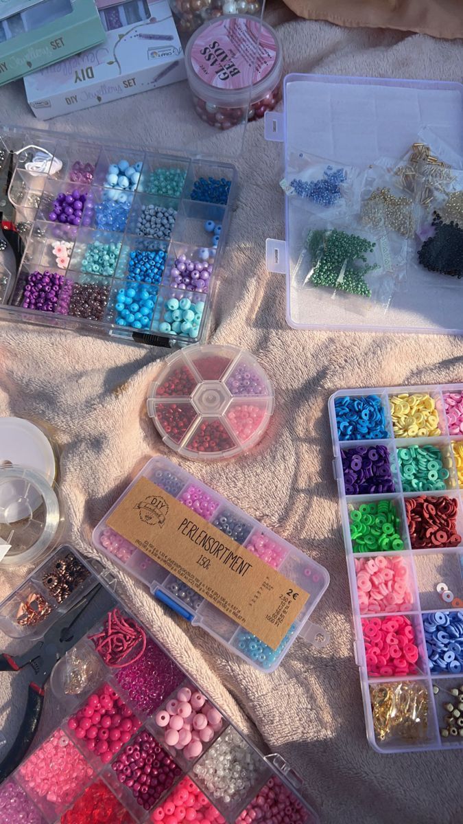 there are many beads and other crafting supplies on the table