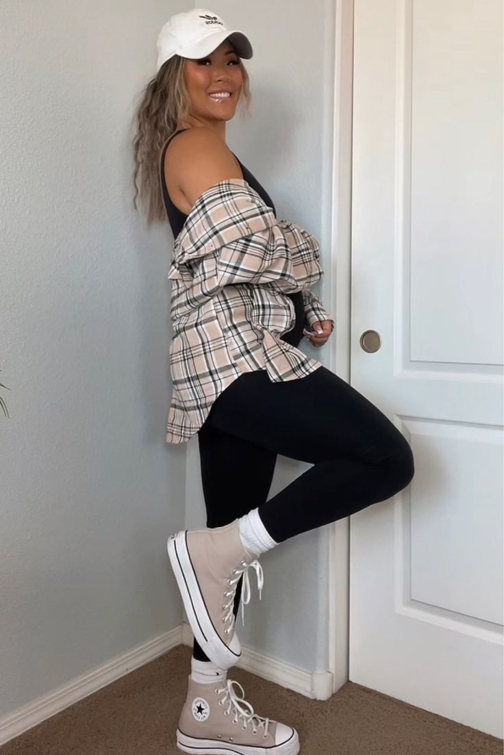 Cute Fall Casual Work Outfits, Tan Platform Converse Outfit, Teacher Outfits Platform Converse, Long Socks And Tennis Shoes, High Top Sneakers With Leggings, Tan High Top Converse Outfit, Cute Outfits To Wear With Converse, Winter Jeans And Sneakers Outfit, Chuck Taylors Outfit Summer