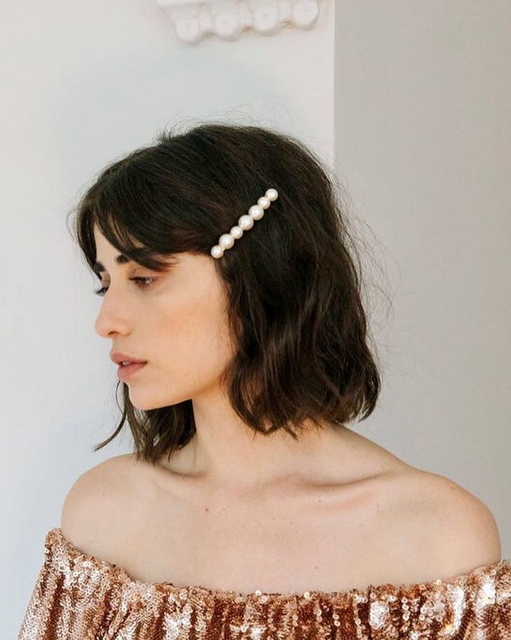 The side-barrette look is back in a big way💫 Take @britishvogue word for it and channel forever-muse Margot Tenenbaum in the Gretel Barrette! ➡swipe to see the feature & tap to shop #gretelbarrette Effortless Hairstyles, Pearl Hair Clip, Short Hair Updo, Trending Hairstyles, Peinados Faciles, Pearl Hair, Scarf Hairstyles, Short Hairstyles, Hair Accessories For Women