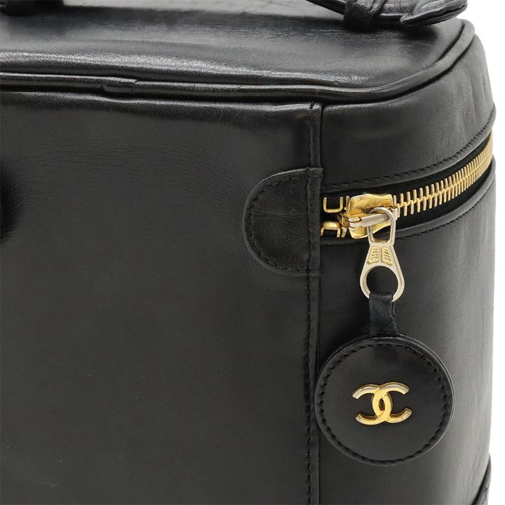 General: Brand: Chanel Design: Type: Handbag, Pouch, Vanity bag Material: Leather Leather/Fur Type: Lambskin Color: Black Gender: Women,Men Size: Size (HxWxD): 17cm x 14.5cm x 12.5cm / 6.69'' x 5.7'' x 4.92'' Included Items: Accessories: Shop card Accessories Notice: Before purchasing, please refer to the images of the accessories included with the item. Condition: Condition: Used (good) Ranking: Rank AB Used - Traces of usage, scratches / dirt can be seen but generally in good condition Seller High-end Box Bag With Gold-tone Hardware, High-end Gold-tone Pouch Box Bag, Luxury Top Handle Pouch, High-end Travel Box Bag With Removable Pouch, Luxury Pouch Box Bag With Detachable Handle, Designer Travel Pouch Box Bag, Designer Pouch Box Bag For Travel, Luxury Tote Pouch For Shopping, Designer Travel Box Bag Shaped As Pouch