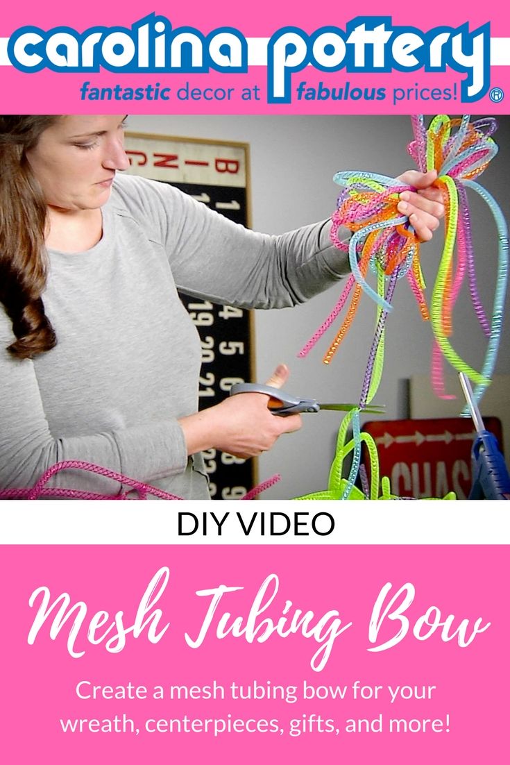 a woman is making something out of string and yarn with the words, diy tubing bow create a mesh tubing bow for your wreath, centerpieces, gifts, and more