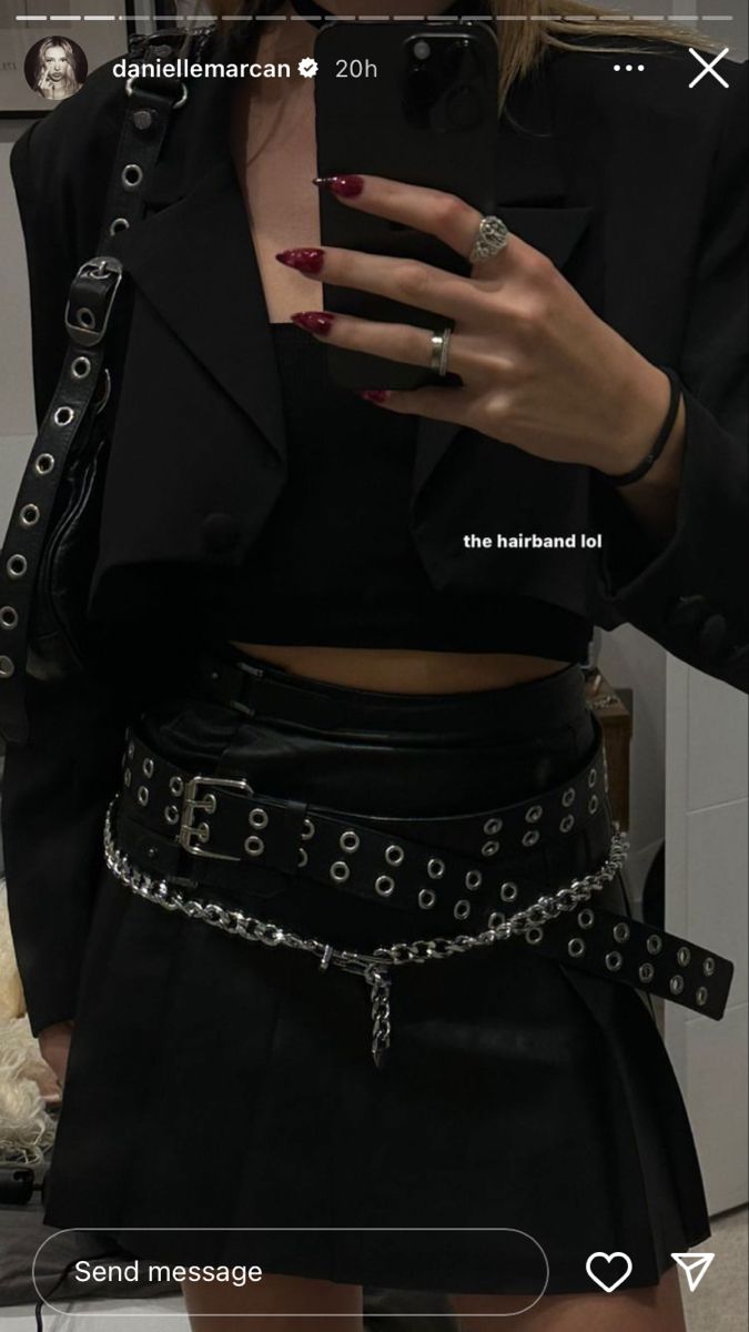 Metal Girlfriend Outfit, Metal Core Concert Outfit, Off Duty Rockstar, Outfit Trap Mujer, Hard Rock Concert Outfit, Belt Outfits For Women, Edgy Going Out Outfit, Mesh Top Outfit Party, Techno Outfit