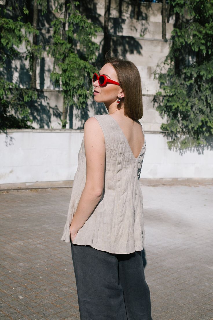 Chic Sleeveless Summer Blouse, Chic Sleeveless Blouse For Summer, Relaxed V-neck Summer Blouse, Relaxed V-neck Blouse For Summer, Everyday Sleeveless Linen Top, Sleeveless Linen Top For Everyday, Chic Tank Blouse For Beach, Effortless Linen Tops For Day Out, Beige Sleeveless Linen Top