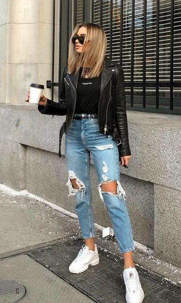 Jaqueta de couro, blusa preta, slogan t-shirt, calça jeans destroyed, buffalo shoes Spring Outfits For Teen Girls, Skirt Labuh, Girls Spring Outfits, Mom Jeans Outfit, Spring Fashion Casual, Populaire Outfits, Spring Fashion Outfits, Ținută Casual, Modieuze Outfits