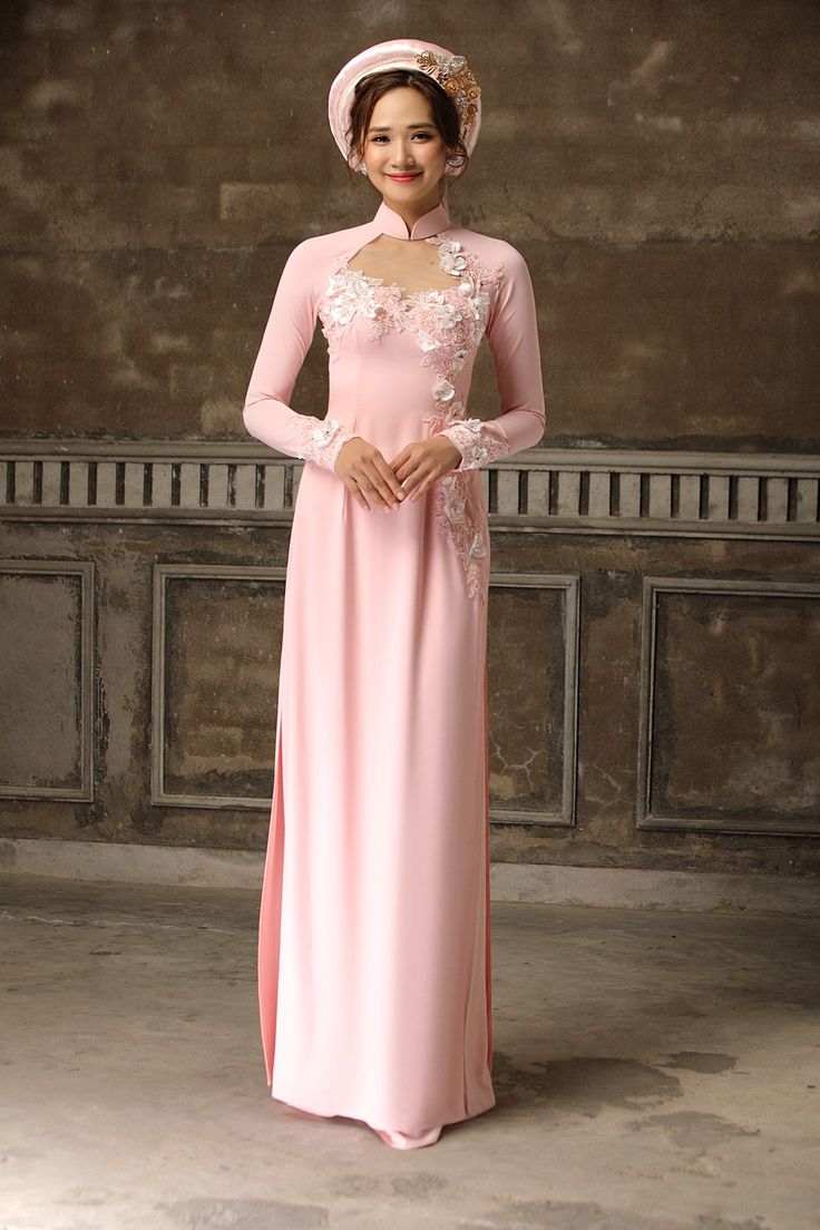 Traditional collar Fabric: Crepe, 3D flowers Raglan long sleeves Type: Modern ao dai Lace Ao Dai, Bridal Ao Dai, Vietnamese Wedding, Traditional Gowns, Pink 3d, Garment Cover, Tulle Sleeves, Feminine Outfit, White Embroidery