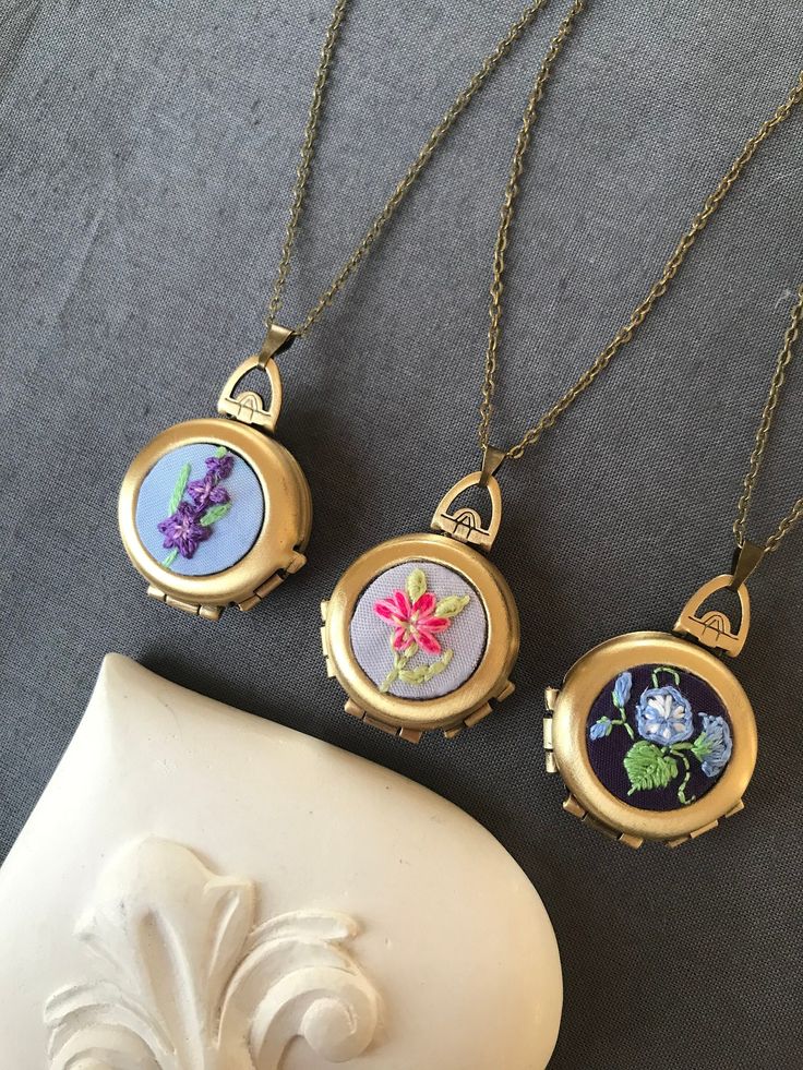 🌱10 % OFF THE WHOLE STORE WITH CODE WELCOME🌱 This gorgeous vintage style photo locket necklace decorated with a floral hand embroidery opens to reveal your photos or a secret personalized message. You can personalize the front of the locket with a hand embroidery of your favorite flower or your birth flower. I can embroider any flower you want, just leave me your custom instructions in 'add your personnalisation' box at checkout. For example: a pink rose on a light blue background. I'll send y Handmade Brass Locket Necklace For Wedding, Handmade Brass Locket Necklace For Vintage Collection, Handmade Round Brass Locket Necklace, Handmade Vintage Jewelry For Mom, Handmade Medallion Necklace For Keepsake, Bohemian Locket Necklace With Vintage Charm For Gift, Vintage Birth Flower Necklace For Wedding, Handmade Medallion Locket Necklace Keepsake, Vintage Round Necklace As Gift For Mom