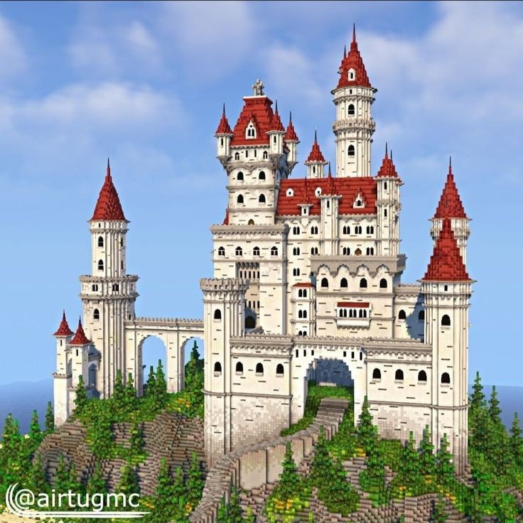 Minecraft Castle And Village, Minecraft White Castle Ideas, Palace Minecraft Ideas, Large Minecraft Castle, Minecraft Building Ideas Fantasy Castle, Minecraft Castle Exterior, Mincraft Idea Castel, Minecraft Fairytale Castle, Minecraft Royal House