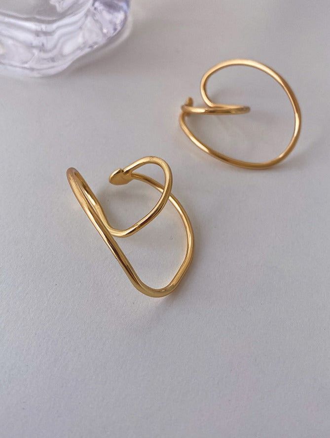 Inspiré des planètes en évolution, ce bijou d'oreille géométrique abstrait est le dernier incontournable incontournable pour ceux qui aiment les bijoux d'oreille art déco.
 Ils donnent un look unique sous différents angles. Fabriqué en or/argent 18 carats, convient à toutes les tenues et occasions.
 • SPÉCIFICATION • 
Taille : environ 36 mm x 39 mm
 Finition : Platine PVD 18K Couple Jewelry, Demi Fine Jewelry, Ear Cuffs, Personalized Jewelry, Ring Earrings, Necklaces Bracelets, Ear Cuff, Silver Gold, 18k Gold