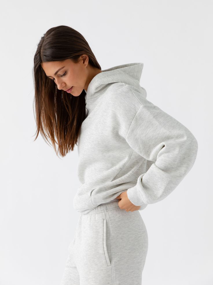 Forever cozy in our Women's Hoodie, crafted from incredibly soft fleece. This versatile hoodie features a relaxed fit, a discreet kangaroo pocket, and an adjustable drawstring hood. This hoodie sweatshirt is the perfect choice whether you're out and about or lounging at home. Pair it with our CityScape Sweatpant for a fashionable head-to-toe loungewear look. Women's CityScape Hoodie in Heather Grey (Size: XX-Large) - Cozy Earth City Vibes, City Scape, Women's Hoodie, Bamboo Pajamas, Best Pajamas, Soft Clothes, Women Hoodies Sweatshirts, Effortless Chic, Jogger Sweatpants