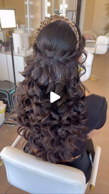 Kira Arvizu on Instagram: "Quinceanera half up half down 💗" Hairstyles For Quinceanera Down, Half Up Quince Hairstyles, Hairstyles For Medium Length Hair Quince, Quinceanera Hairstyles Front And Back, Quince Hair With Crown, Crown Hairstyles Tiaras, Quinceanera Half Up Half Down Hairstyles, Quince Half Up Half Down Hairstyles, Hairstyles For Crowns