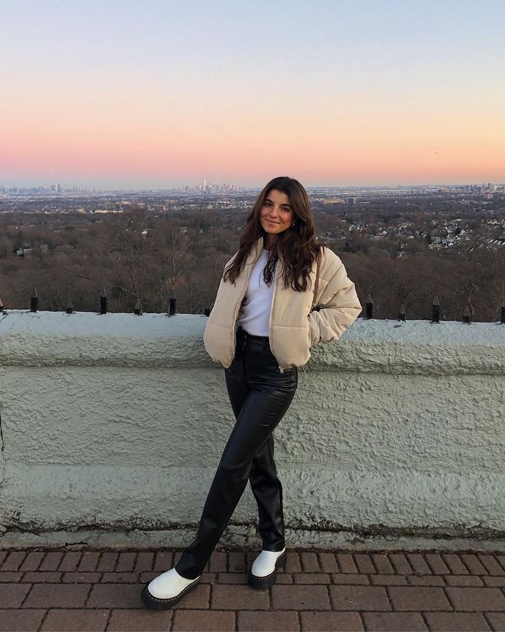 Viviane Audi (@vivianeaudi) • Instagram photos and videos Fall Outfits With White Doc Martens, White Doc Martens Outfit Fall, White Doc Martens Outfit Winter, Outfits With White Doc Martens, How To Style White Doc Martens, White Doc Martens Outfit, Doc Martens Outfit Fall, How To Style Doc Martens, Viviane Audi