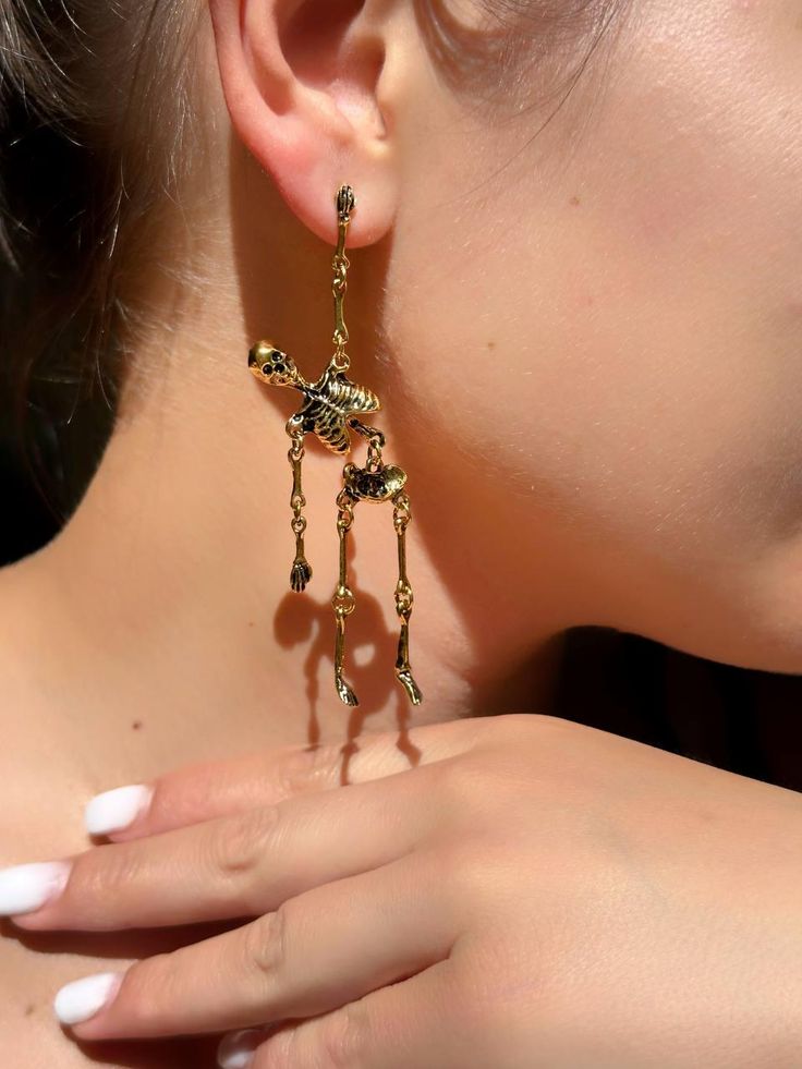 Just in time for Halloween! 🎃👻 Add a touch of mystical charm to your look with our skeleton earrings. These unique accessories will make your costume truly unforgettable. Perfect for parties and everyday wear. Order now and be the center of attention at all festive events! 🖤💀