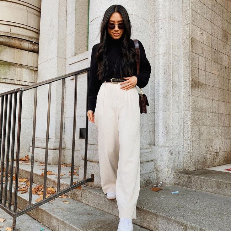 Trousers And Sneakers Outfit, Trousers With Sneakers, Business Casual Sneakers, White Tennis Shoes Outfit, Sneakers To Work, Comfy Office, Sneakers Outfit Work, Office Fits, White Sneakers Outfit