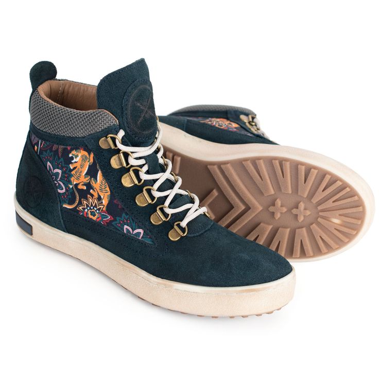 The Yuuki Camping Boot is the latest essential to add to your global footwear collection. Whether going for long after-dinner strolls or chasing your dreams, this shoe captures the essence of confidence. This shoe’s name is inspired by the Mandarin word 勇气 (pronounced yong-key) for courage and bravery. Invoking the Year of the Tiger every time you wear them, this design brings a revived sense of desire, strength, and ambition. Deep & moody green suede Leather inner lining Cushion fit technology Moody Green, Year Of The Tiger, Post Baby, Chase Your Dreams, Footwear Collection, Green Suede, Us Man, Clothing Styles, Rustic Charm