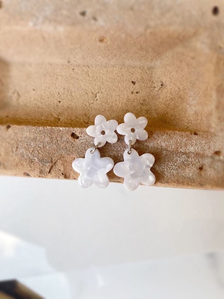 So cute! These mod style earrings feature off white acetate acrylic flower post earrings with matching flower charms. The earring post is stainless steel and nickel free. They measure slightly under two inches and are very light weight.  Every piece is handcrafted with love, by me. Please let me know if you have any special requests and I will be happy to try and accommodate you.  *Always apply makeup, hair spray, and perfume before putting on your jewelry.  *To keep your jewelry's longevity, please remove when showering, don't store in the bathroom, and try to keep it away from rooms with lots of moisture. *Do not wear in a swimming pool or hot tub. Chlorine can damage not only the metal, but gemstones as well. Instagram: LeHoneyPotJewelry Vacation Jewelry, Apply Makeup, Acrylic Flower, Earrings Colorful, Mod Style, Earring Post, Earrings Flower, Acrylic Flowers, Jewelry Statement