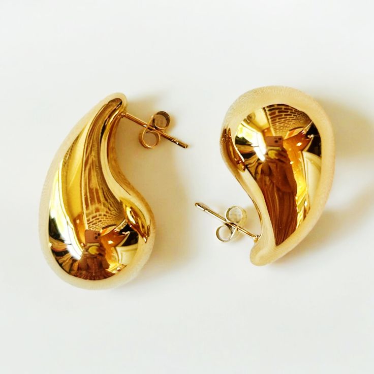 Elevate your style with our stunning Teardrop Gold Earrings. Crafted from high-quality gold, these earrings showcase a sleek teardrop design that captures the light beautifully, creating a radiant glow with every movement. Their elegant silhouette adds a touch of sophistication to any outfit, whether you’re dressing up for a special occasion or enhancing your everyday look. Designed for versatility, these earrings effortlessly transition from casual to formal wear, making them a perfect addition to your jewelry collection. Lightweight and comfortable, they are ideal for all-day wear, ensuring you feel as good as you look. With a secure fastening, you can wear them with confidence. Embrace timeless elegance with these exquisite earrings, a true testament to beauty and craftsmanship. Free sh Gold Plated Teardrop Earrings For Party, Tarnish Resistant Teardrop Earrings For Party, Gift Teardrop Earrings With Shiny Finish, Tarnish Resistant Teardrop Party Earrings, Gold Teardrop Pendant Earrings For Party, Teardrop Hoop Earrings With Shiny Finish As Gift, Gold Plated Teardrop Earrings For Formal Occasions, Modern Gold Plated Teardrop Earrings For Formal Occasions, Modern Gold Plated Teardrop Earrings As Gift