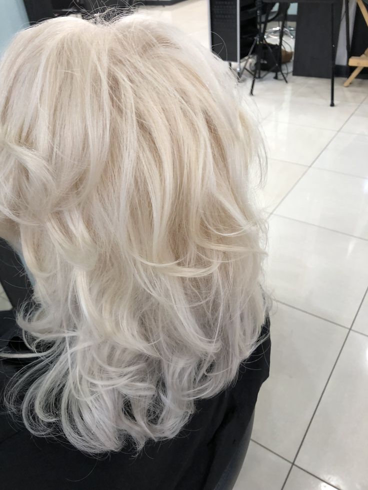 Bleached Platinum Hair, Full Blonde Dyed Hair, Platinum Blonde Layers, Blonde Cream Hair, Platinum Cool Blonde Hair, Medium Length Platinum Blonde Hair With Layers, White Hair Haircut, Platinum Blonde With Layers, Short Blonde Hair Hairstyles