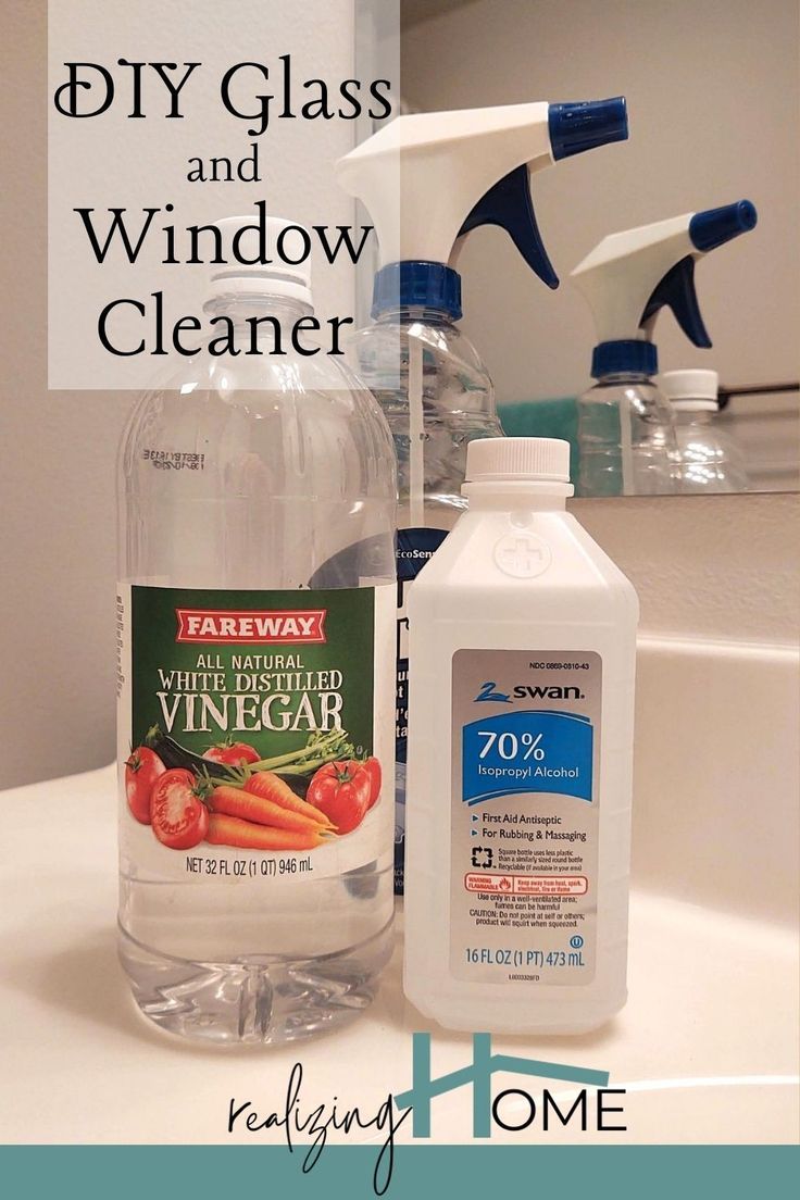 spray bottle, white vinegar, rubbing alcohol and mirro Vinegar Glass Cleaner, Window Cleaner Recipes, Diy Window Cleaner, Glass Cleaner Recipe, Diy Glass Cleaner, Best Glass Cleaner, Homemade Glass Cleaner, Window Cleaner Homemade, Window Cleaning Solutions