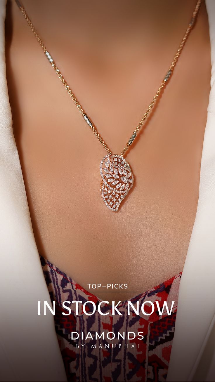 Diamond Floral Pendant Set Diamond Lockets Indian Pendants, Diamond Pendent Set Design, Latest Diamond Earrings Design, Latest Diamond Pendant Sets, Small Diamond Pendant, Jewellery Design Gold, Pendent Jewellery, Latest Gold Jewellery, Diamond Pendant Set