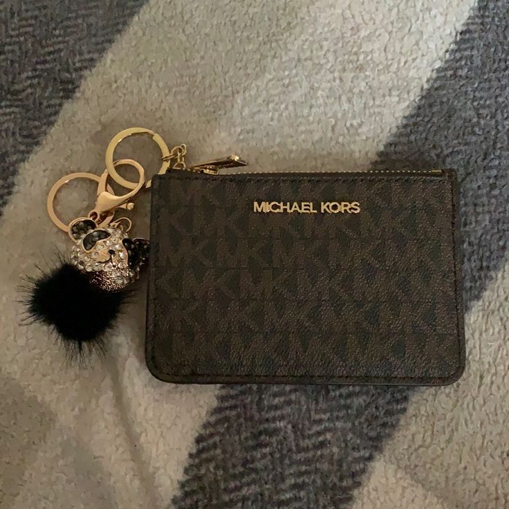 Michael Kors Jet Set Wallet With Keychain Attached. Brand New. Wallet Michael Kors, Wallet Keychain Aesthetic, Luxury Brown Wallet, Car Keychain Ideas, Fun Keychains, Leopard Print Beanie, Michael Kors Watch Silver, Fav Products, Cool Keychains