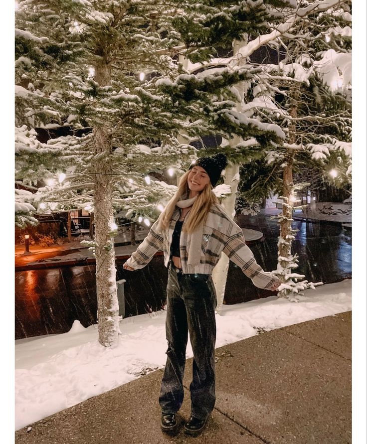 Cute Outfits To Go See Christmas Lights, Christmas In California Outfits, Christmas Walk Outfit, Christmas In The Park Outfit, Christmas Fair Outfit, Christmas Break Outfits, Rockefeller Center Christmas Outfit, Winter Parade Outfits, Going To See Christmas Lights Outfit