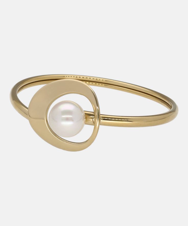 Elevate your style with our Petra Collection bracelet - a luxurious bangle crafted with a 46x58mm gold-plated steel band and a lustrous 12mm round organic pearl. This elegant piece will add a touch of sophistication to any outfit, making it a must-have for every fashionable woman. Gold-tone Polished Stainless Steel Jewelry, Gold-tone Bangle For Formal Occasions, Timeless Round Gold Pearl Bracelet, Elegant Oyster Cuff Bracelet, Polished Metal Gold Bracelet As A Gift, Polished Gold Bracelet As A Gift, Gold-tone Jewelry With Oyster Bracelet For Formal Occasions, Formal Gold-tone Jewelry With Oyster Bracelet, Yellow Gold Hoop Bracelets