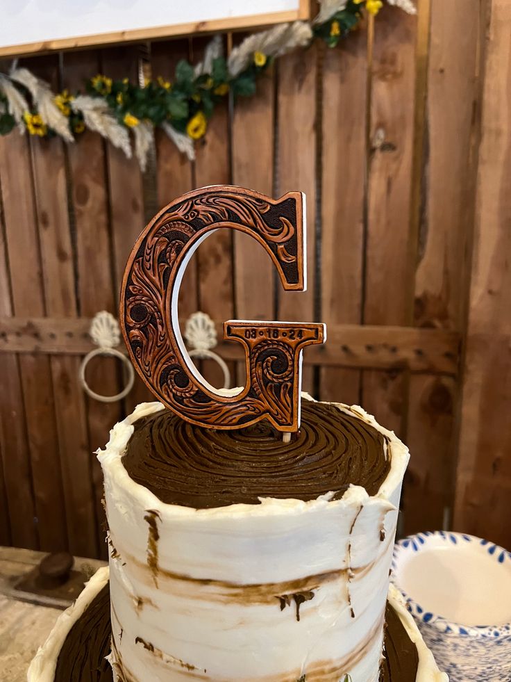 there is a cake that has the letter g on it