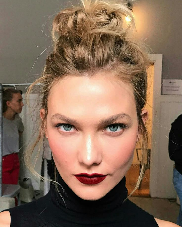 Karlie Kloss bold lips Cute Messy Buns, 2015 Makeup, Fall Makeup Trend, High Bun Hairstyles, Awesome Makeup, Celebrity Makeup Looks, Fresh Makeup, Beauty Make-up, Messy Bun Hairstyles