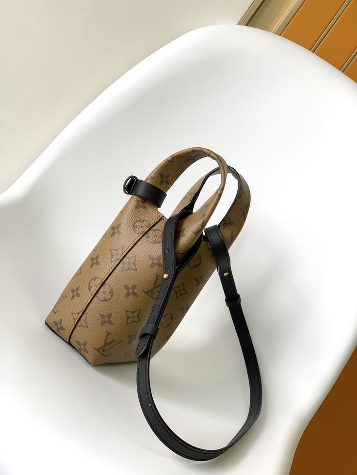 Mini handbag bucket bag LV Prefall 2023 Korea Seoul Frefall 23 big show Monogram Reverse canvas. Dimensions: 17x17x7cm High-end Bucket Bag For Errands, Large Capacity Top Handle Shoulder Bag In Monogram Canvas, Modern Monogram Canvas Shoulder Bag For Errands, Everyday Monogram Canvas Tote Bucket Bag, Shopping Monogram Canvas Top Handle Bucket Bag, Everyday Monogram Canvas Bucket Shoulder Bag, Modern Monogram Canvas Bucket Bag, Luxury Bucket Bag With Large Capacity And Top Handle, Everyday Large Capacity Shoulder Bag In Monogram Canvas