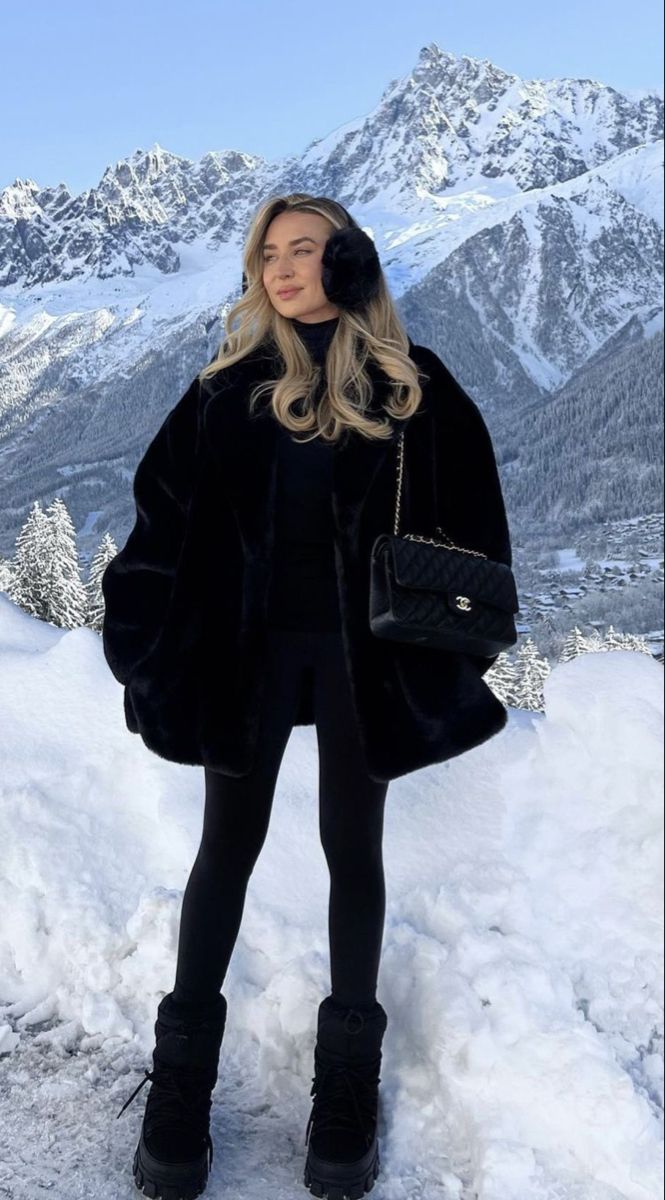 Winter Aesthetic Earmuffs, Zermatt Outfit Winter, Aspen Fashion Winter Chic, Vail Winter Outfits, Aspen Ski Outfits, Ohrenwärmer Outfit, Russian Womens Fashion, Aspen Winter Outfits, Winter Snow Outfits Women