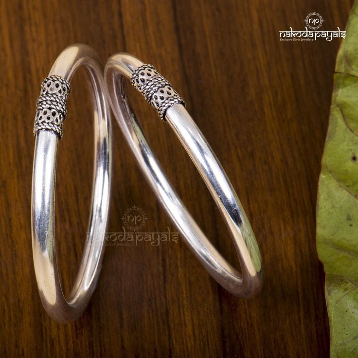 Nakoda Payals, Light Weight Gold Jewellery, Mens Bracelet Gold Jewelry, Silver Kada, Silver Anklets Designs, Silver Bracelet Designs, Jewelry Necklace Simple, Diamond Bracelet Design, Gold Chain Design