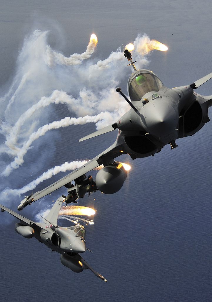 A French air force Rafale from the Hunting Tiger Silver Coast squadron launches anti-missile flares during a training mission. Dassault Aviation, Delta Wing, Airplane Fighter, Indian Air Force, Military Jets, Aviation Photography, Military Life, Aircraft Design, Us Air Force