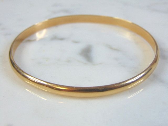 "FOR SALE IS A WOMEN'S VINTAGE ESTATE 17K YELLOW GOLD BRACELET. THE INSIDE CIRCUMFERENCE OF THE BRACELET MEASURES ABOUT 7 3/8\" AND ABOUT 1/8\" WIDE. BRACELET WEIGHS 6.7g. THIS WOULD MAKE A LOVELY GIFT AND IS A GREAT VALUE FOR THE MONEY. IF ANY OTHER QUESTIONS, PLEASE ASK. BE SURE TO CHECK OUT SOME OF MY OTHER GREAT ITEMS UP FOR SALE. THANK YOU IF THERE ARE ANY ISSUES PLEASE CONTACT US, WE'RE ALWAYS HAPPY TO TRY TO HELP YOU OUT AS BEST AS WE CAN." Formal Gold Bracelet With Shiny Finish, Formal Shiny Finish Gold Bracelet, Timeless Hallmarked Gold Bracelet, Antique Yellow Gold Bangle For Formal Occasions, Oval Gold Bracelet Stamped 14k, Classic Gold Bracelets, Heirloom Gold Bracelet With Polished Finish For Formal Occasions, Formal Heirloom Gold Bracelet With Polished Finish, Classic Gold Bangle Bracelet For Weddings