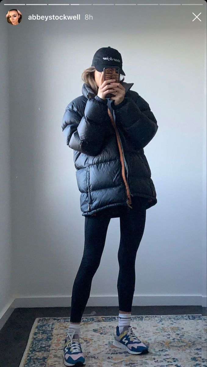 Doctor Outfit Women, Short Puffer Jacket Outfit, Bed Outfits, Active Wear Outfits Winter, Athleisure Fits, Winter Biking, Dog Walking Outfit, Walking Outfit, Puffer Outfit