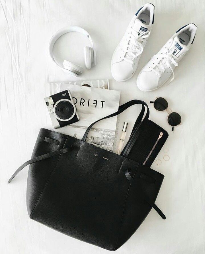 Pinterest: /chestnutrd/ Pink Diary, Flat Lay Inspiration, Inside My Bag, Purse Backpack, Fall Inspiration, What In My Bag, Flatlay Styling, Flat Lay Photography, Portable Charger