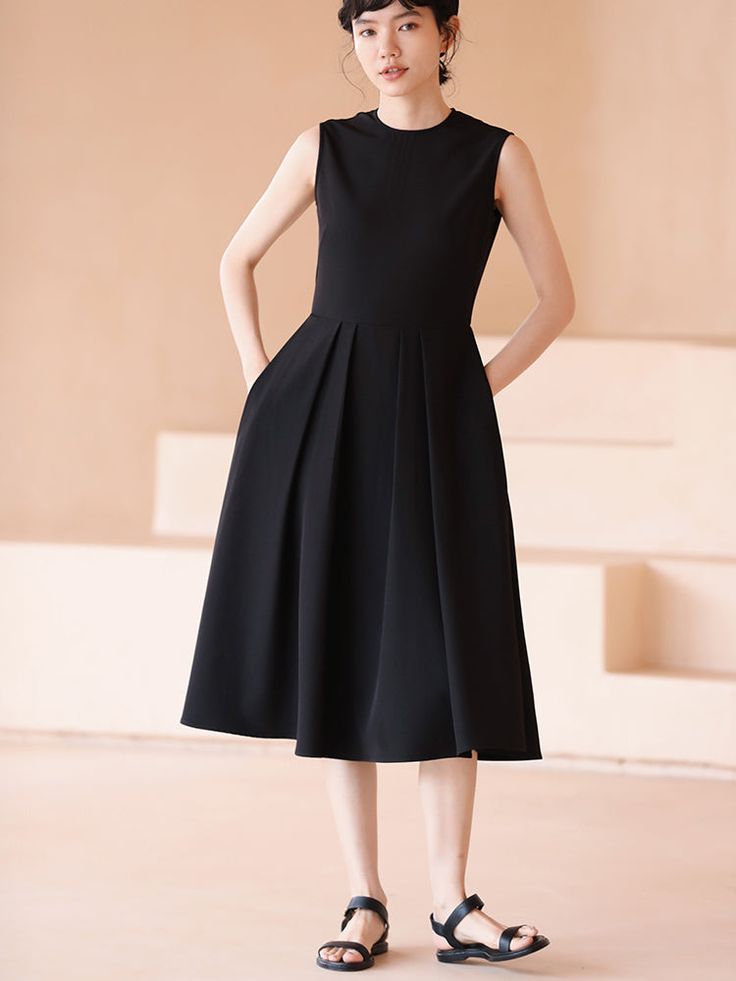 A sleeveless dress with a gently flared hem that gives you the look of a movie actress. This item is sewn high at the waist and creates a beautiful silhouette. Wear it with a cardigan or jacket for all seasons. 
 
 
 
 
 
 
 
 
 
 
 
 
 
 
 
 Size 
 
 
 S size 
 
 
 Length: 110cm 
 Shoulder width: 36cm 
 Bust: 85cm 
 Waist: 68cm 
 
 M size 
 
 Length: 111.5cm 
 Shoulder width: 37cm 
 Bust: 89cm 
 Waist: 72cm 
 
 L size 
 
 Length: 113cm 
 Shoulder width: 38cm 
 Bust: 93cm 
 Waist: 76cm 
 
 XL si Chic A-line Sleeveless Dress With Box Pleat, Chic A-line Dress With Pleated Waist, Elegant A-line Sleeveless Dress With Flattering Silhouette, Chic A-line Pleated Dress, Spring Sleeveless A-line Dress With Pleated Back, Elegant Sleeveless A-line Fit And Flare Dress, Elegant A-line Fit And Flare Sleeveless Dress, Chic A-line Tea Length Dress With Pleated Bodice, A-line Sleeveless Dress With Pleated Hem For Spring