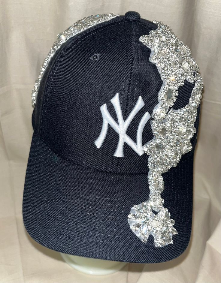 Ny Yankees Hat Outfit, Street Wear Hats, Fitted Cap Outfit, Snakeskin Boots Outfit, Junk Socks, Usher Concert, Ny Hats, Eccentric Aesthetic, Beauty Tea