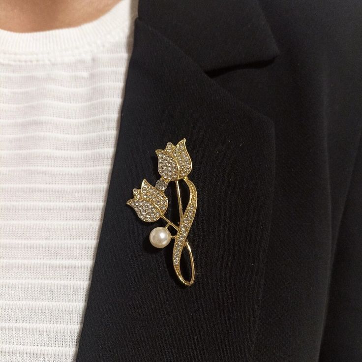 Elegant shiny tulip flower brooch DETAILS: Long: 4.5 cm Wide: 3cm Elegant gold tulip flower ladies brooch, a trendy accessory for all your outfits! This beautiful and glamorous tulip flower brooch with crystal pearls and rhinestones is the perfect accessory to add a touch of sparkle to your outfit. The gold-tone metal pin allows you to easily attach the brooch to your clothes for a glamorous look. Its delicate design is perfect as an accessory for formal occasions, dresses and jackets, adding an elegant and stylish touch to your look. Whether you are attending a gala, party or special occasion, this beautiful fashion accessory is sure to add a touch of elegance and charm to your ensemble. Elegant Gold Flower Lapel Pin, Elegant Rose Gold Flower Brooches, Elegant Gold Flower Brooch, Elegant Gold Flower Brooches, Dresses And Jackets, Scarf Buckle, Gala Party, Gold Scarf, Bouquet Brooch