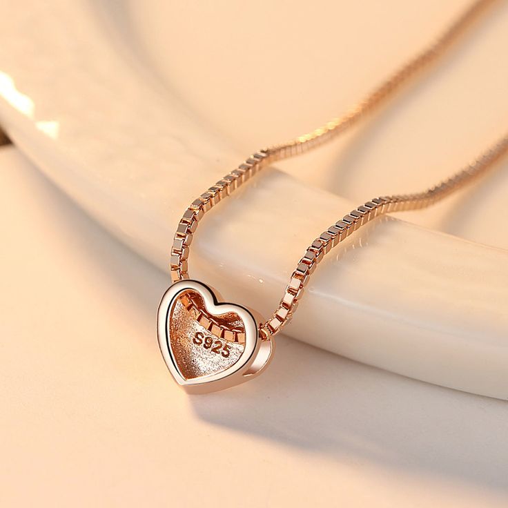 This product is a simple and elegant necklace made of silver It features a beautiful heart-shaped pendant. The necklace is designed for women and has a sleek electroplated finish. Its minimalist style makes it a perfect accessory for any outfit or occasion. Romantic Jewellery, Elegant Necklace, Style Minimaliste, Elegant Necklaces, Beautiful Heart, Minimalist Necklace, Rose Gold Necklace, Love Necklace, Rose Gold Color