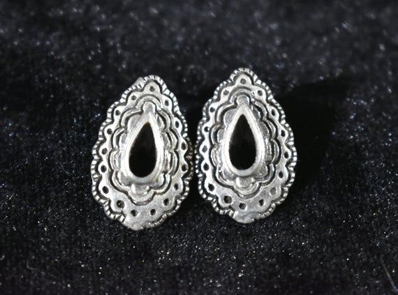 For sale is a pair of lovely vintage Sterling Silver Indian earrings in a teardrop-shape with a teardrop Onyx cabochon in the middle and stampwork along the edges. In very good vintage condition. Stamped to the back: 925. L:  7/8” W: ½”Store and Shipping PoliciesPaymentPayment is due within 48 hours of purchase using PayPal, credit card, debit card, or Etsy gift card. Louisiana residents are subject to sales tax (amount depending on Zip code). Shipping, Delivery and Local Pickup:At the moment, w Bohemian Nickel Free Teardrop Clip-on Earrings, Bohemian Nickel-free Teardrop Clip-on Earrings, Vintage Silver Teardrop Clip-on Earrings, Bohemian Teardrop Nickel Free Clip-on Earrings, Bohemian Teardrop Nickel-free Clip-on Earrings, Vintage Teardrop Clip-on Earrings As Gift, Handmade Ornate Teardrop Earrings, Vintage Teardrop Clip-on Earrings For Gift, Silver Teardrop Clip-on Earrings