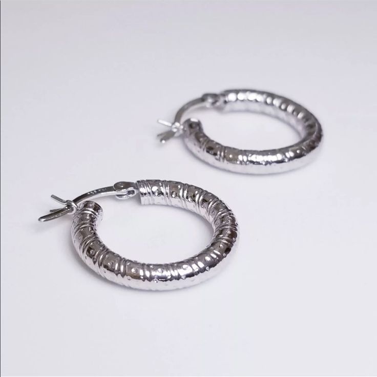 New 14k White Gold Layer On 925 Sterling Silver Snake Twist Design Hoop Earrings Material: 14k White Gold Layer On Solid 925 Sterling Silver Stamped - 925 Stone Set : N/A Measurement : Approx. Width : 0 . 1 2 " Inches ( 3 Mm) Approx. Height : 0 . 8 4 " Inches ( 2 1 . 3 Mm) Approx. Weight: 2 Grams - 3 Grams Free Gift Box Or Gift Pouch Item # Acr09162018-Se-07 -Handcraft Artisan Jewelry -With Over 50,000+ Satisfying Customers Worldwide Promotional Calibrate Gift Pouch, Stone Settings, Solid 925 Sterling Silver, Artisan Jewelry, Free Gift, Free Gifts, Silver Earrings, Gift Box, Jewelry Earrings