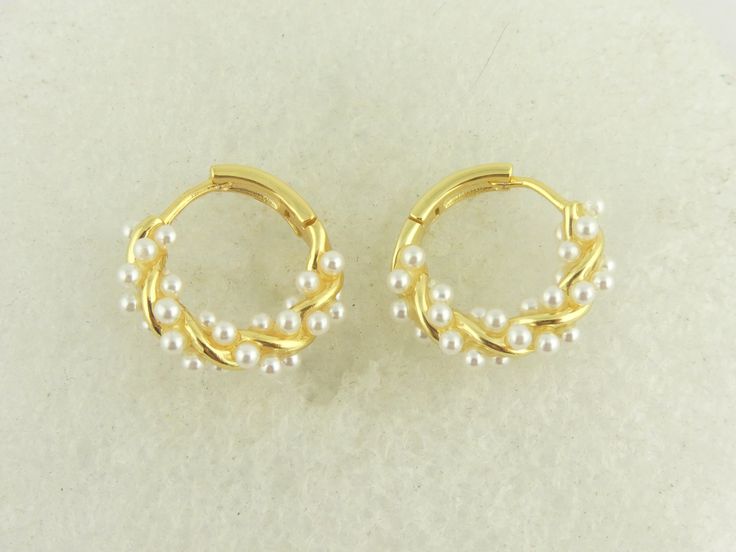 The 925 gold-plated hoop earrings have an outer diameter of approx. 15mm. They are approx. 2.6mm thick. The pearls are a bit larger than 1mm. They have a clip clasp. So simply pull apart to open and press together to close. The earrings come in a pretty jewelry box. The hoops are also available in rose gold in my shop, as are other hoops in different sizes and colors. If you have other wishes please contact me. **Used material** 925 silver hoops gold plated **Size/Dimensions/Weight** see description/Very light **Production method** made for you You can find more jewelry here: https://www.etsy.com/de/shop/GlasschmuckBirgitH Dainty Yellow Gold Hoop Earrings With Pearl, Pearl Huggie Earrings For Anniversary, Pearl Huggie Jewelry For Anniversary, Yellow Gold Pearl Huggie Jewelry, White Dainty Gold-plated Hoop Earrings, White Gold Plated Dainty Hoop Earrings, Dainty Pearl Huggie Hoop Earrings, Dainty Pearl Huggie Earrings Small Hoop, Elegant Adjustable White Gold Huggie Earrings