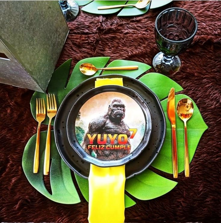 there is a plate with a gorilla on it