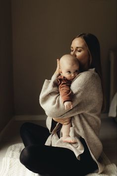 Creative Floral Newborn Baby. Mama Baby Photography, In Home Mommy And Me Session, Mom And Baby Photography At Home, Newborn And Mommy Pictures, Newborn Mommy And Me Pictures, Mommy And Newborn Photo Shoot, Indoor Baby Photoshoot, Mom And Newborn Pictures, Indoor Newborn Family Pictures