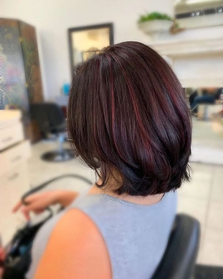 Red Highlights In Brown Hair, Wine Hair Color, Maroon Hair, Red Hair Color Ideas, Highlight Hair, Short Hair Highlights, Short Red Hair, Short Dark Hair, Natural Red Hair