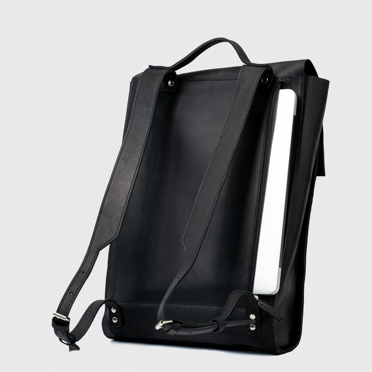 Leder-Rucksack, der als perfekter Begleiter für den täglichen Pendelverkehr entworfen wurde. Eigenschaften: * Separates Laptopfach mit Reißverschluss (passend für 13/14'' MacBook). * Äußere Reißverschlusstasche für kleine Gegenstände wie Geldbörse, Telefon etc. * Innere Einstecktasche * Einzigartiger und zuverlässiger magnetischer Fidlock-Verschluss * Gepolsterte Schultergurte DIMENSIONS:  Height: 17in / 43cm Width: 12in /  30cm Depth: 3,5in / 9cm Weight 1 kg *Buying a backpack get a 20% discoun Modern Standard Backpack With Waxed Finish, Rectangular Waxed Finish Backpack For On-the-go, Modern Waxed Finish Standard Backpack, Leather Backpack With Waxed Finish For On-the-go, Leather Backpack With Waxed Finish, Leather Laptop Bag Standard Backpack For Daily Use, Leather Laptop Bag For Daily Use, Modern Backpack With Leather Lining For Everyday, Modern Backpack With Waxed Finish