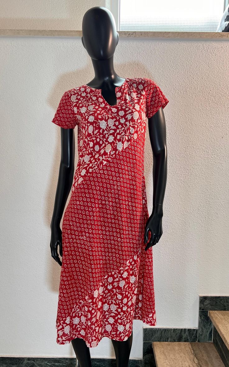 Vintage Anokhi Dress 100% Cotton Gauze XS/S Measures: Length: 111 cm / 43.70'' Bust: 40 cm / 15.74'' Waist : 39 cm / 15.35'' Condition : good - she has a spot in the front - see pic - she is priced accordingly Traditional Fitted V-neck Dress, Spring V-neck Dress With Batik Print, Spring V-neck Batik Print Dress, Fitted V-neck Kurta With Printed Motifs, Casual Short Sleeve Kurta For Festive Occasions, Casual Cotton Patterned Dresses, Cotton Floral Print Shift Dress, Cotton Shift Dress With V-neck, Long Cotton Dresses For Festivities