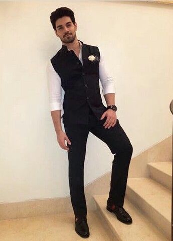 Mens dress Reception Wear For Men, Formal Kurta For Men, Formals With Nehru Jacket, Indian Formal Wear Men, Man Dressing Style Wedding, Black Nehru Jacket Outfit For Men, Summer Wedding Outfits Indian Men, Men Nehru Jacket Outfit, Black Pant And White Shirt